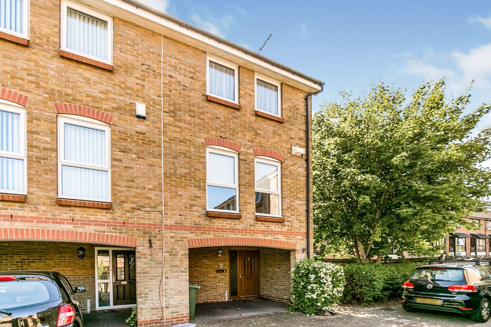 3 bedroom end of terrace house for sale, Farriers Road, Epsom KT, KT17 1LP