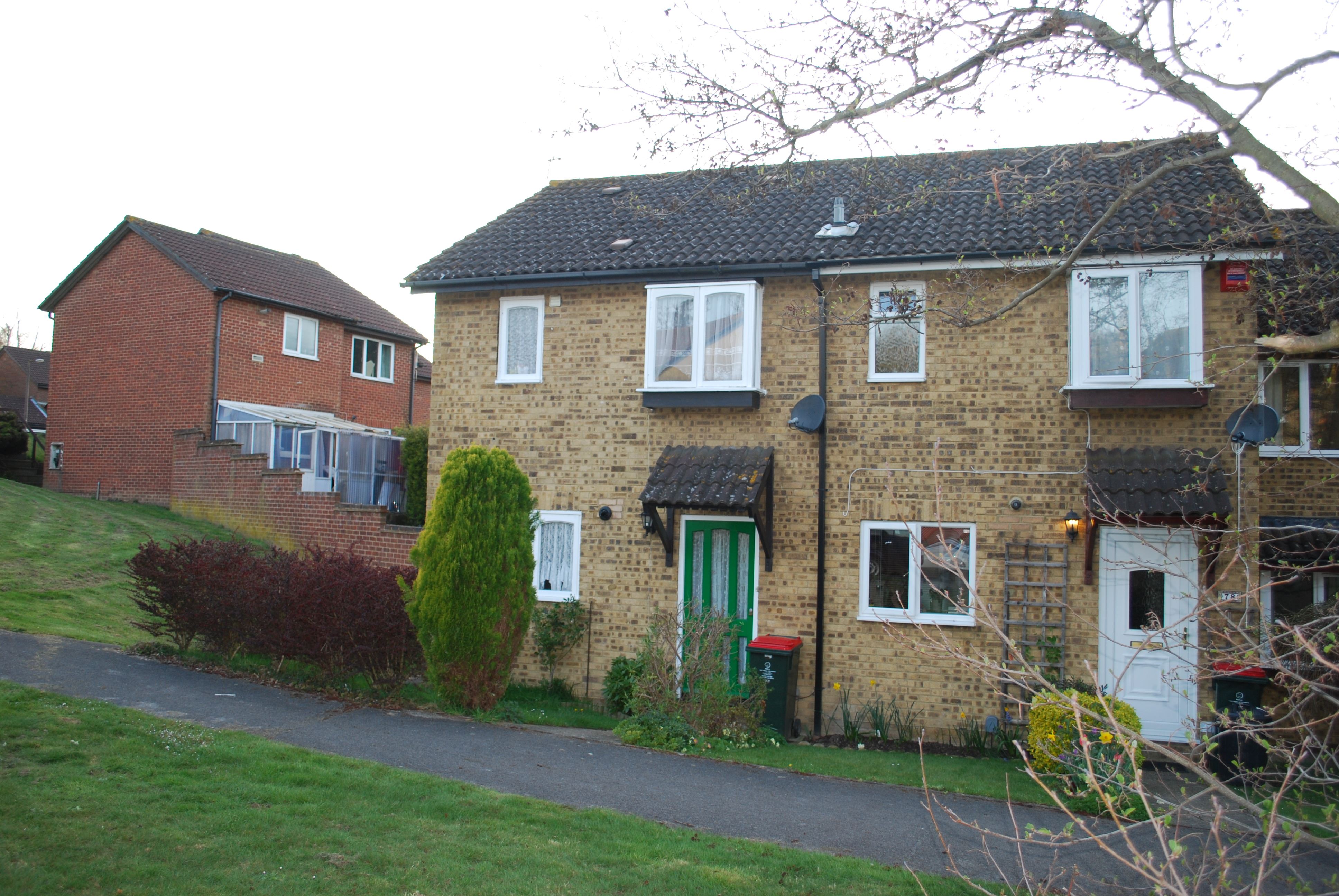 2 bedroom semidetached house to rent, Hollingbourne Crescent, Crawley