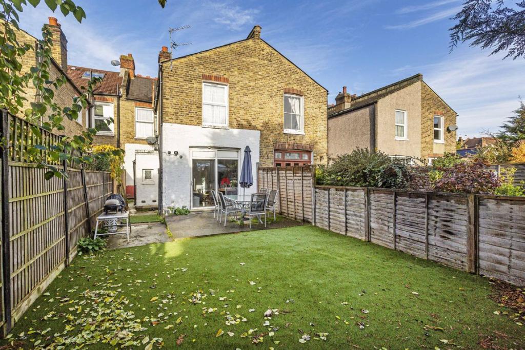 2 bedroom flat for sale, Nimrod Road, Furzedown, London, SW16 6SZ