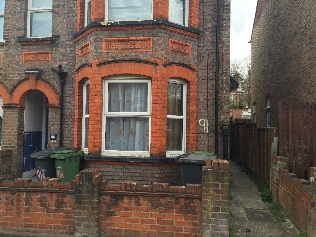 Flat to rent, Old Bedford Road, Luton, LU2 7PA
